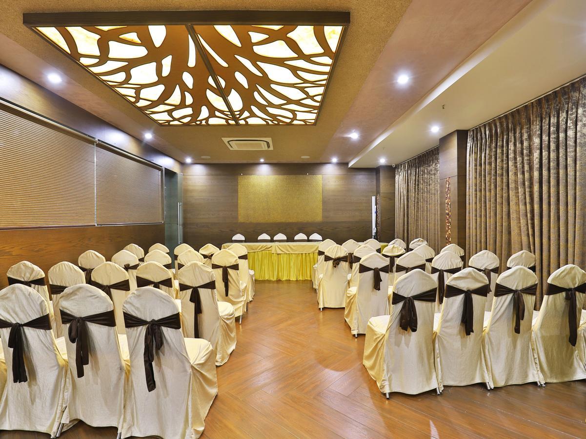Oyo 13253 The Grand Vinayak Hotel Ahmedabad Exterior photo
